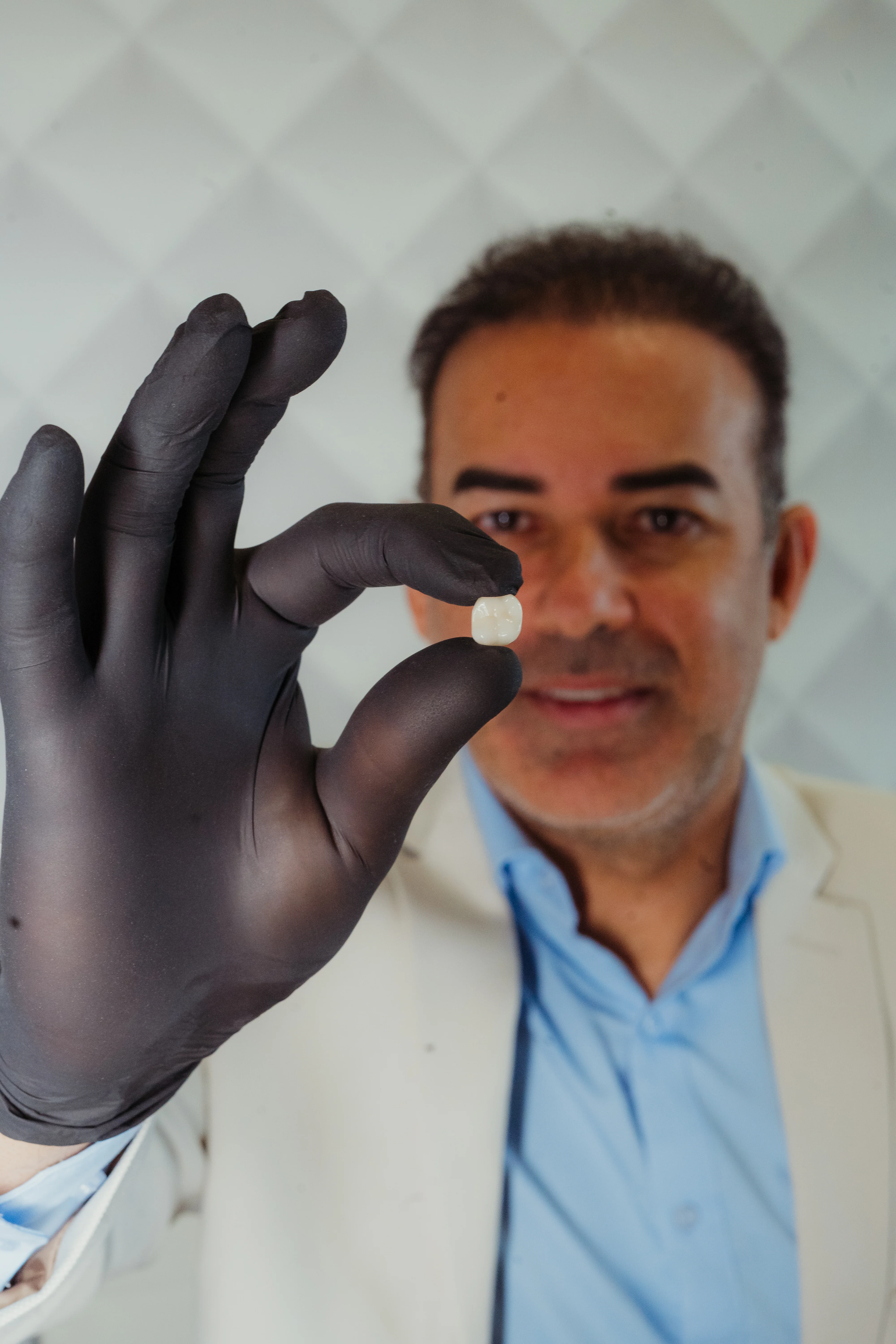 Dr. Paulo Acácio realizando procedimento de facetas